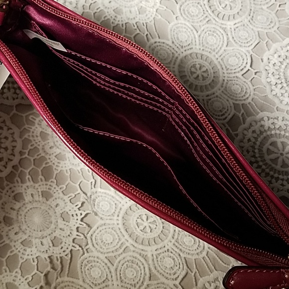 TAKING OFFERS Coach Peyton Patent Leather Wristlet - Picture 4 of 5